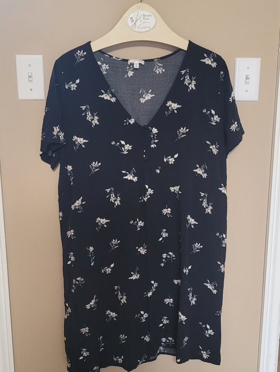 Reitmans Dresses & Skirts - 💜2 for $10💜 Bundle and save Floral V-Neck Short Sleeve Dress